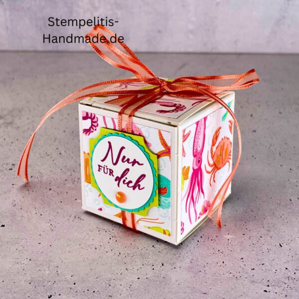 Handdekorierte Geschenkschachtel 5 cm mit maritimen Motiven, Geschenkbox mit Schleife in Grün, Detailansicht Geschenkschachtel Etikett „Nur für dich“, Geschenkschachtel mit bunter Meeresdekoration, Geschenkverpackung, Handgemachte maritime Schachtel mit Schleife